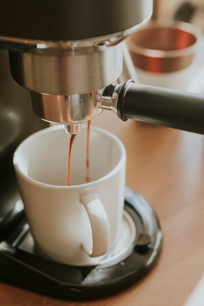 Koffie-extractie uit professionele koffiemachine