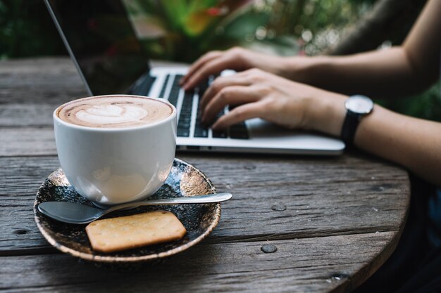 Koffie in de buurt van persoon typen