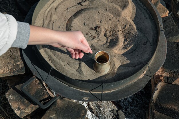 Koffie in een Turk op het zand, Turkse koffie maken.