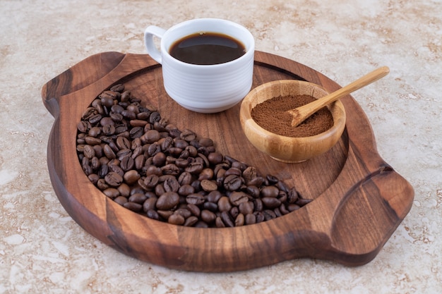 Koffie in gemalen, gezette en bonenvormen op een dienblad