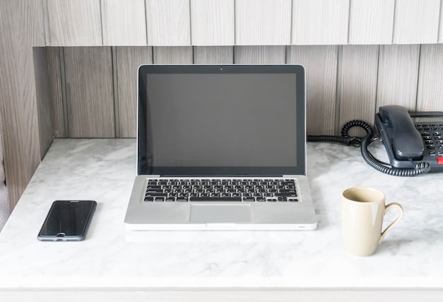 Koffie kopje met laptop en mooie luxe tafel decoratie in woonkamer interieur voor achtergrond