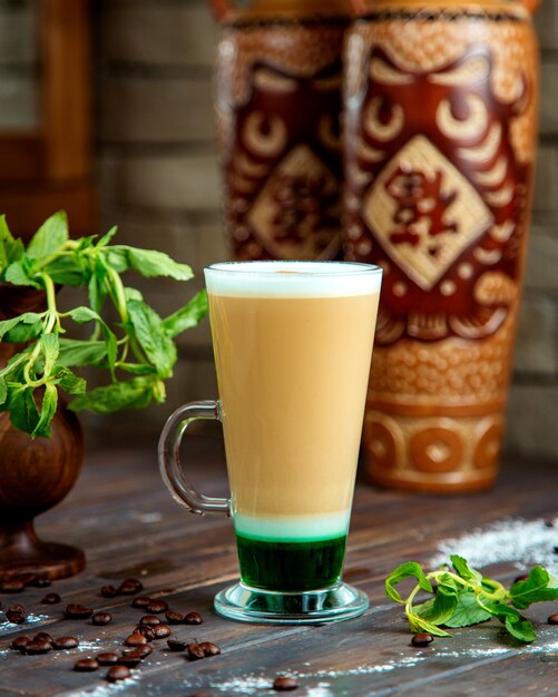 Koffie met groene siroop