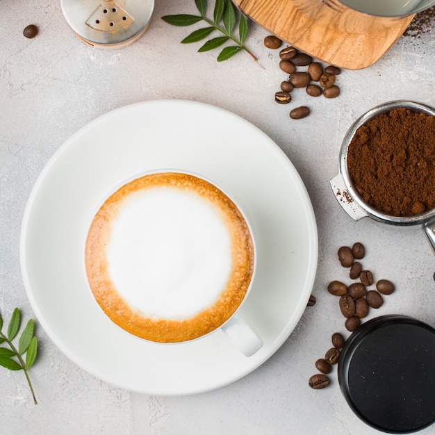 Koffie met lattekunst in een witte ceramische kop op een lijst