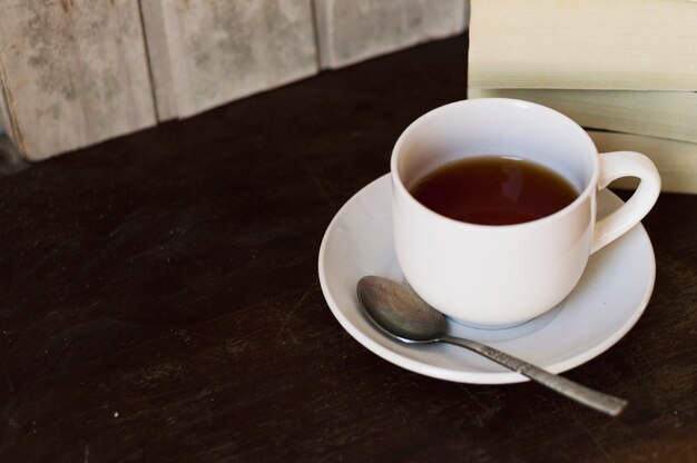 Koffie naast boeken