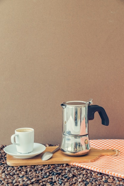 Koffie samenstelling met kop en moka pot op houten bord