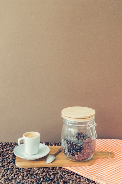 Koffie samenstelling met kop en pot op houten bord