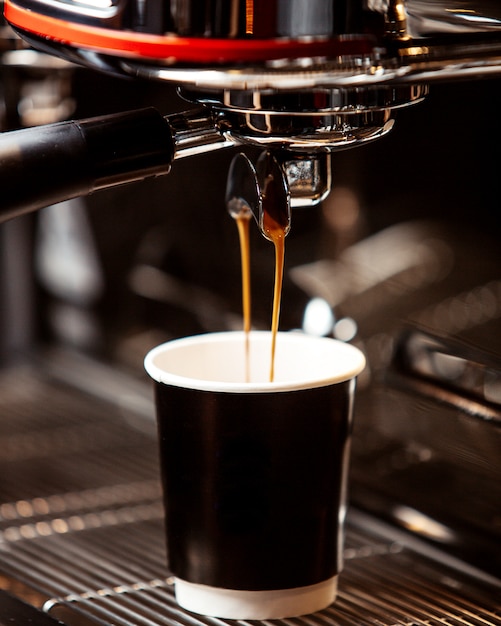 koffie wordt uit de koffiemachine gegoten