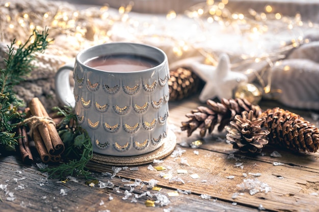 Koffiebeker thuis op een houten tafel met bultjes op een achtergrond met decoraties