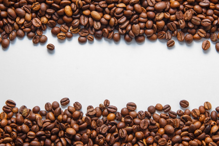 Gratis Foto koffiebonen bovenaan op een witte achtergrondruimte voor tekst
