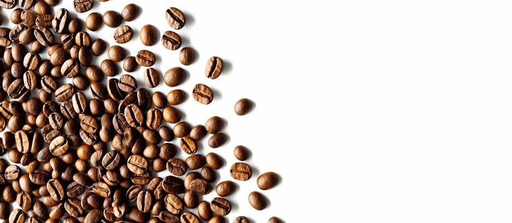 Gratis Foto koffiebonen bovenaanzicht op een witte achtergrond