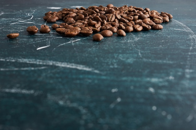 Koffiebonen op blauwe tafel.