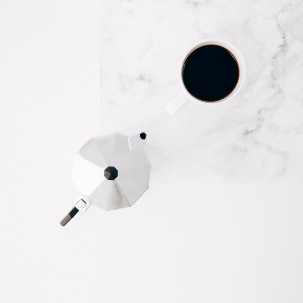 Koffiekop en pot op witte geweven achtergrond