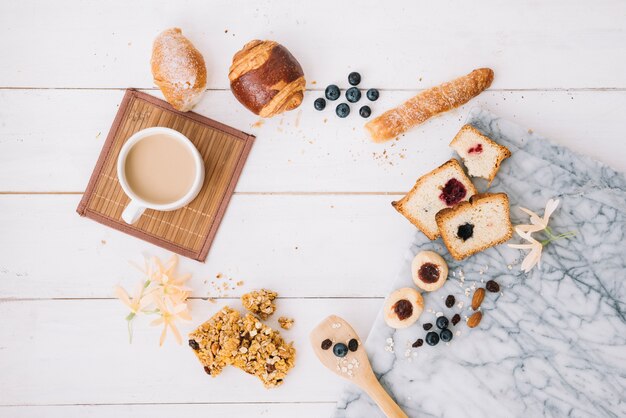 Koffiekop met bakkerij op houten lijst