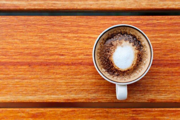 Koffiekopje bovenaanzicht op houten tafel achtergrond