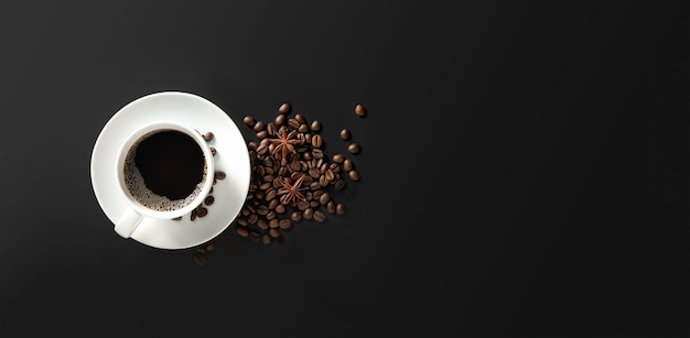 Koffiekopje en koffiebonen op donkere achtergrond