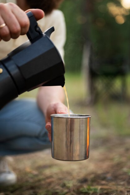 Koffiekopje gemaakt op de camping