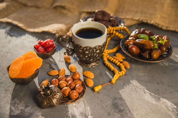 Koffiekopje met dadelsfruit en verschillende noten