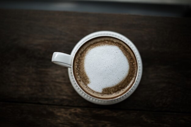 koffiekopje op tafel in café