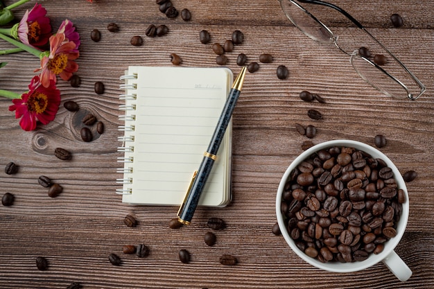 Koffiekopjes en koffiebonen op tafel, internationale dag van koffie concept.