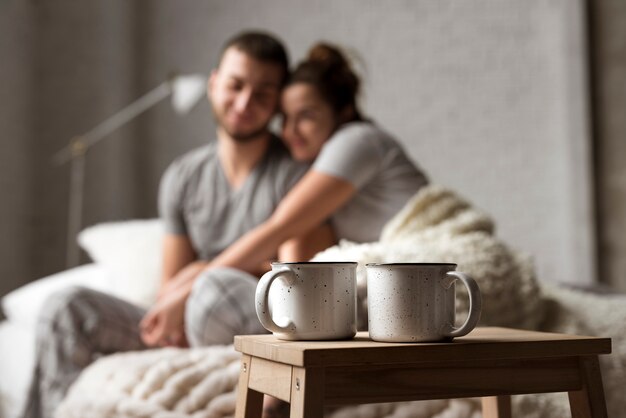 Koffiekoppen op de lijst met jong erachter paar