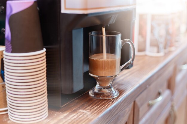 Koffiemachine die cuppuccino-koffie zet