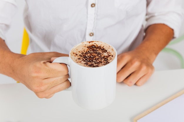 Gratis foto koffiemok op het werk