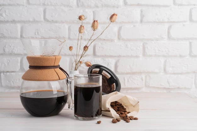 Koffiezetapparaat machine op tafel