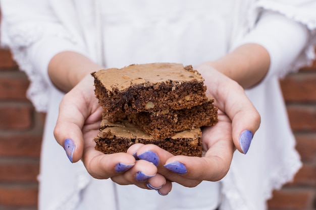 Gratis foto kok die smakelijke cake houdt