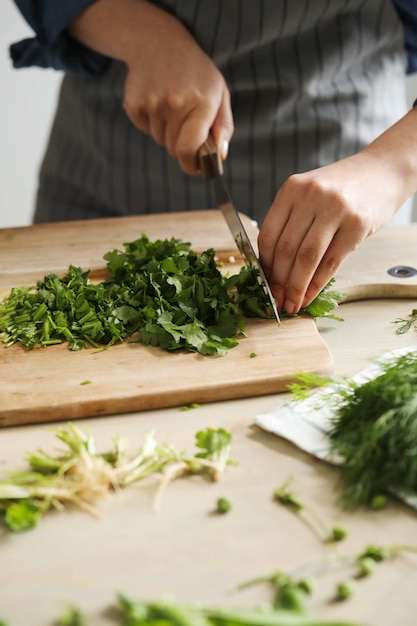 Koken. Chef-kok snijdt greens in de keuken