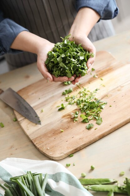 Koken. Chef-kok snijdt greens in de keuken