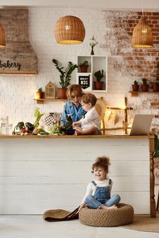 Koken in de keuken en gelukkige familie