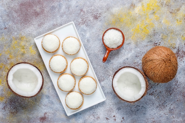 Kokos marshmallow cookies met halve kokosnoot, bovenaanzicht