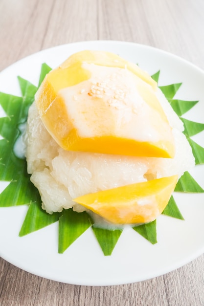 Kokosnoot bal met mango over snijden