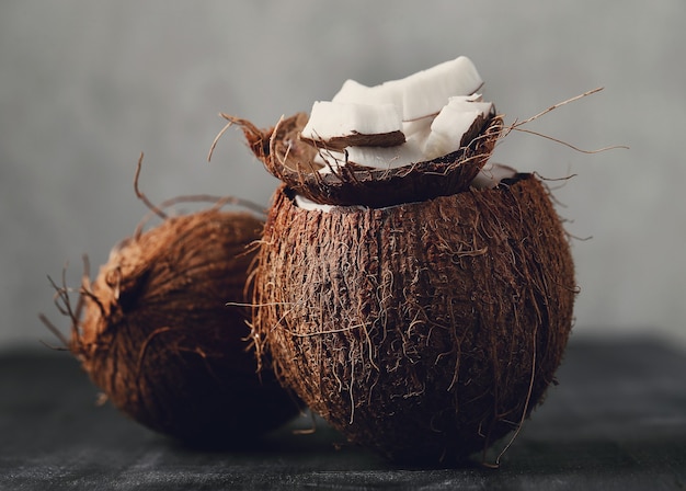 Kokosplakjes over kokos. Tropisch fruit