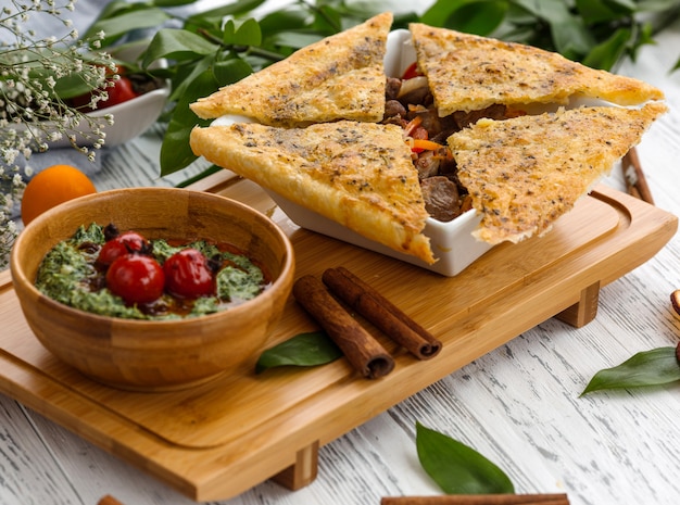 Kom azerbeidzjaans geroosterd vlees gekookt met gedroogde furits gegarneerd met knapperige flatbreads