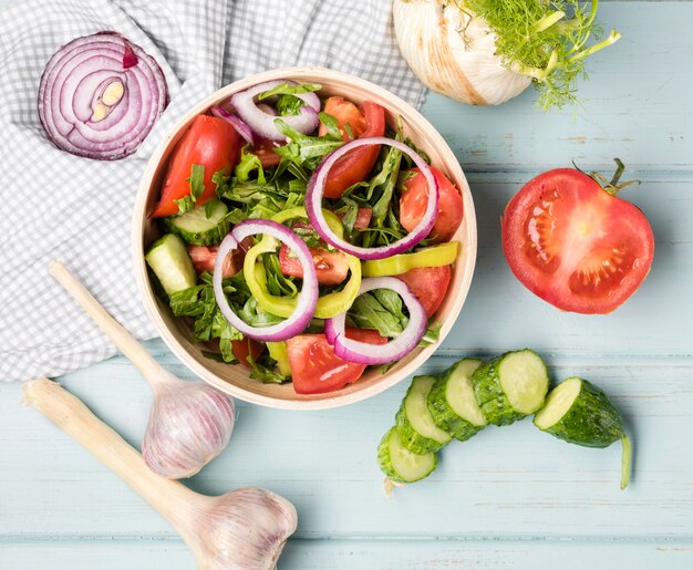 Kom gevuld met gezonde salade