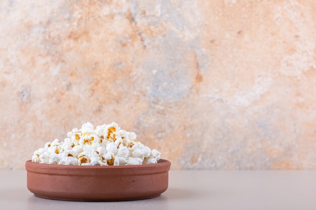 Kom gezouten popcorn voor filmavond op witte achtergrond. Hoge kwaliteit foto