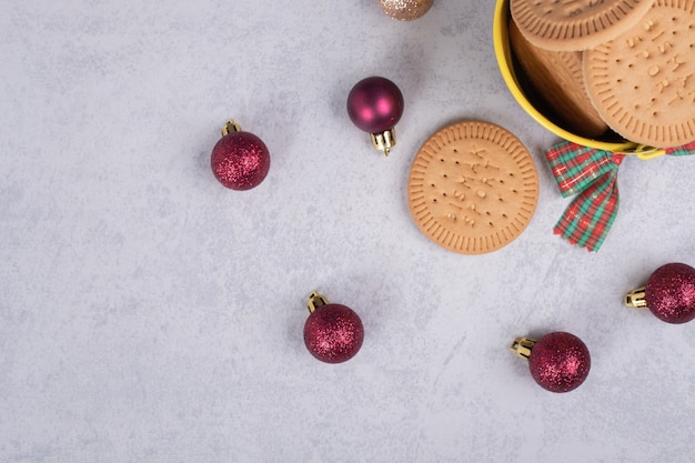 Kom koekjes en kerstballen op marmeren achtergrond. Hoge kwaliteit foto