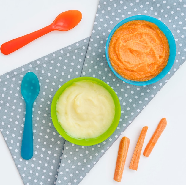 Gratis foto kom met babypuree op tafel