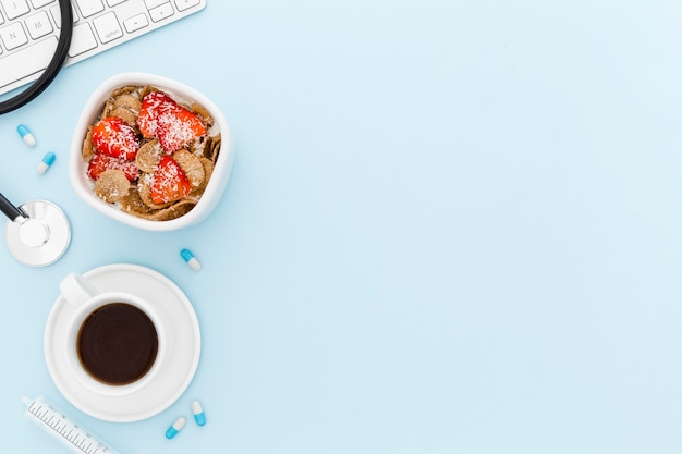 Gratis foto kom met fruit voor het ontbijt op medische bureau