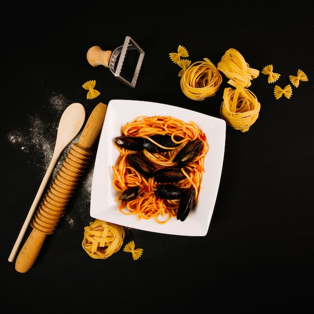 Kom met pasta en mosselen