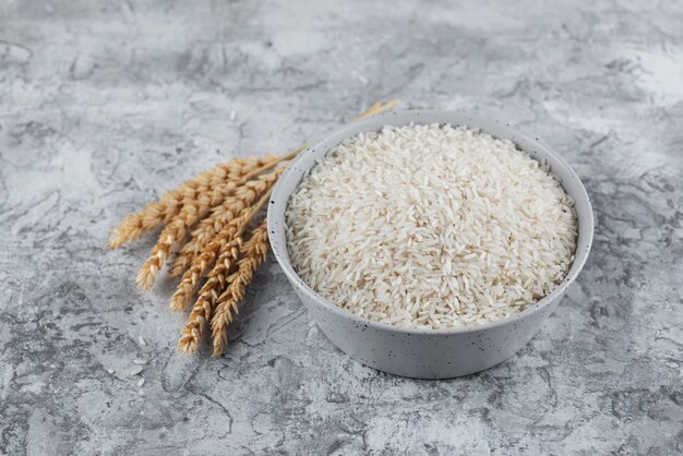 Kom met rijst en granen arrangement
