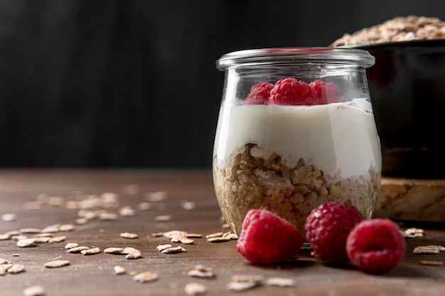 Kom met yougurt en muesli granen