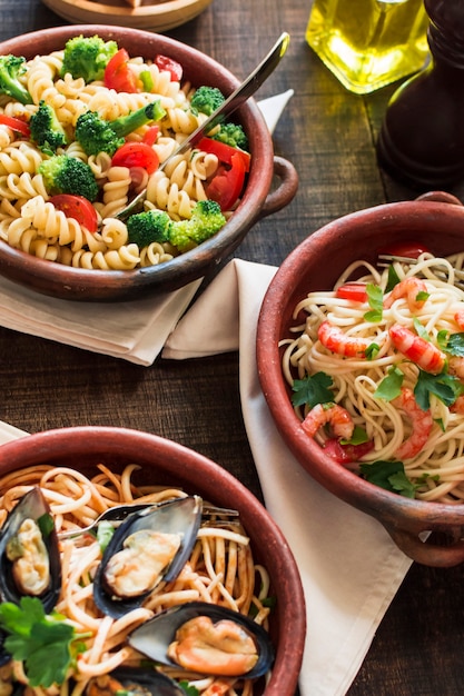 Kom van vegetarische en niet-vegetarische pasta op houten tafel