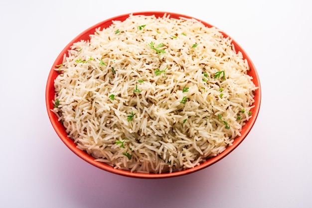Komijnrijst of jeera-rijst is een populair indiaas hoofdgerecht, gemaakt van basmatirijst met basiskruiden Gratis Foto