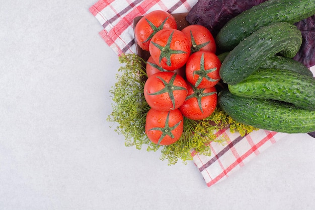 Komkommers, Groenen en tomaten op tafellaken.