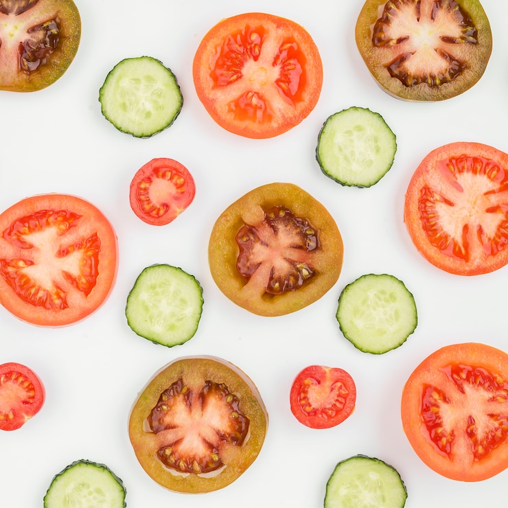 Gratis Foto komkommerschijfjes met biologische tomaten
