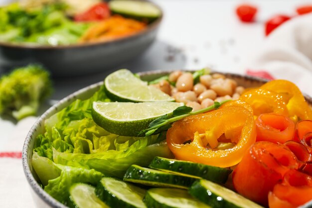 Gratis foto kommen met lekker en voedzaam eten heerlijke zelfgemaakte lunch