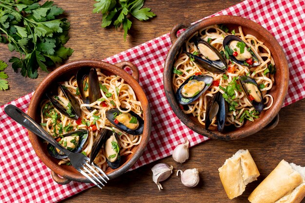 Kommen met pasta en smakelijke mosselen