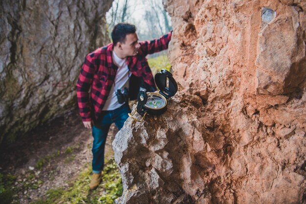 Kompas op een rots met hiker achtergrond